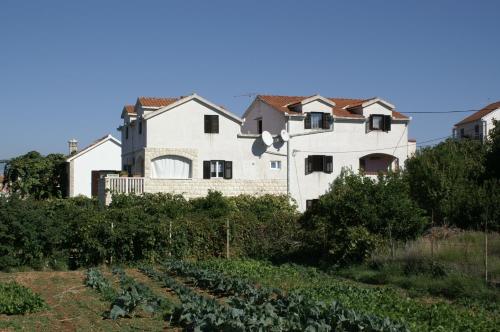 Fotografia z galérie ubytovania Apartments with a parking space Sutivan, Brac - 2842 v Sutivane