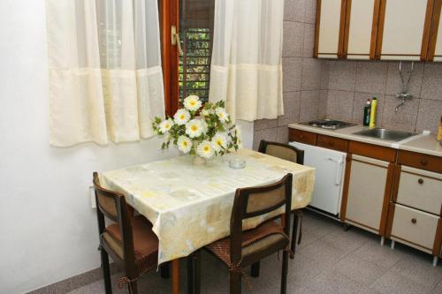 Kuchyň nebo kuchyňský kout v ubytování Apartments and rooms by the sea Sumartin, Brac - 2949