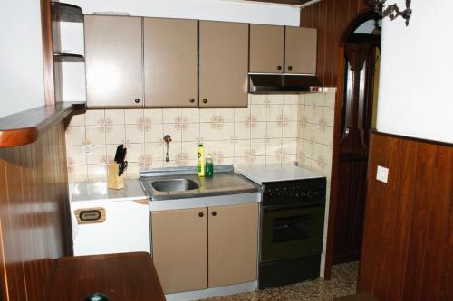 Dapur atau dapur kecil di Apartments and rooms by the sea Sumartin, Brac - 2949