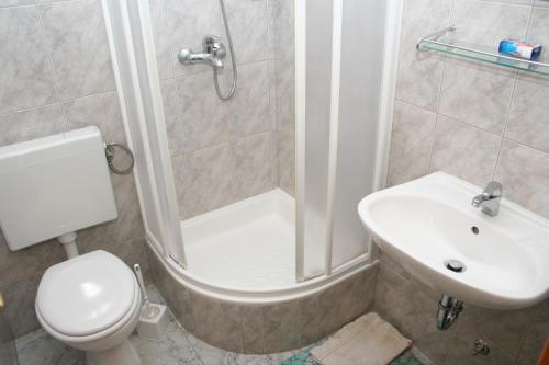 a bathroom with a shower and a toilet and a sink at Apartment Bol 2884b in Bol