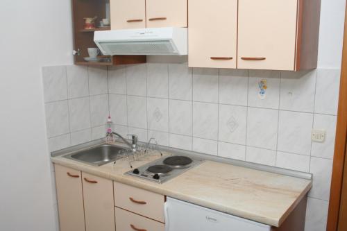 ボルにあるApartments with parking space Bol, Brac - 2884のシンクとカウンタートップのあるキッチン