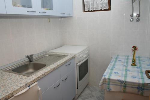 Kuchyňa alebo kuchynka v ubytovaní Double Room Sutivan 2943a