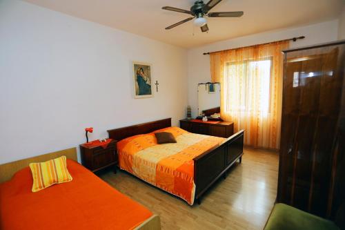 Apartments with parking space Supetar, Brac - 2896
