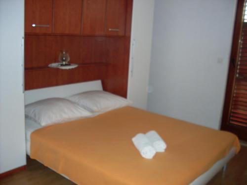 Apartments with parking space Bol, Brac - 2890