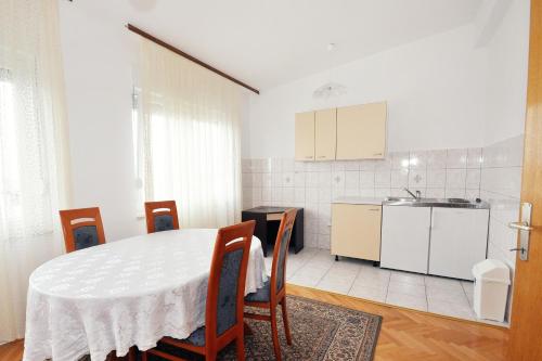 Köök või kööginurk majutusasutuses Apartments by the sea Sumpetar, Omis - 2965