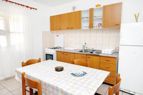 Kuchyňa alebo kuchynka v ubytovaní Seaside secluded apartments Cove Tvrdni Dolac, Hvar - 2997