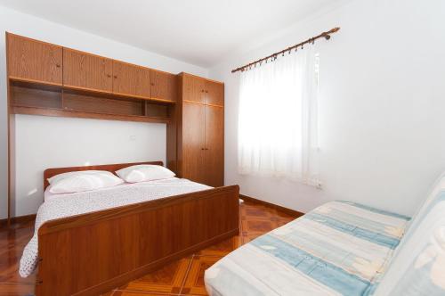 Posteľ alebo postele v izbe v ubytovaní Apartments with a parking space Pisak, Omis - 2827