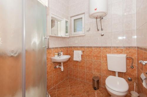 een badkamer met een toilet en een wastafel bij Apartments with a parking space Pisak, Omis - 2827 in Mimice