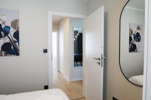 1 dormitorio con espejo junto a la cama en NEW!! High end 2bd modern apartment in Novi Zagreb en Zagreb