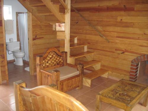 Habitación con escalera en una cabaña de madera en Cabanas El Cerrito, en Zirahuén