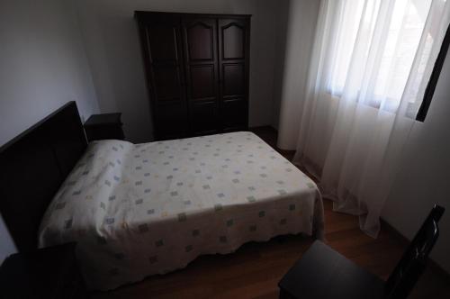 Habitación pequeña con cama y ventana en Quinta Cale Breo. Vivenda Turística Rural, 