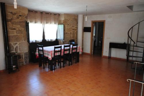 ein Esszimmer mit einem Tisch und Stühlen in der Unterkunft Quinta Cale Breo. Vivenda Turística Rural 