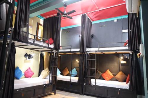 Sant Kripa Backpackers Hostel في جودبور: مجموعة من أربعة أسرة بطابقين في الغرفة