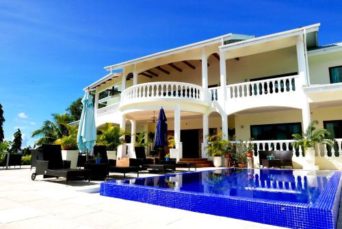 una casa con piscina frente a ella en Petit Amour Villa, Seychelles, en Victoria
