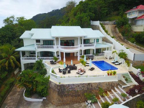 una vista aérea de una casa con piscina en Petit Amour Villa, Seychelles, en Victoria