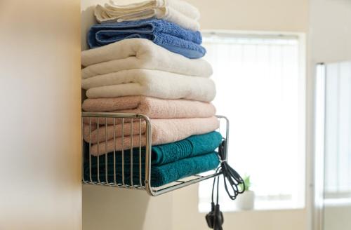 een handdoekenrek gevuld met handdoeken in de badkamer bij Resource Homes in Bradshaw