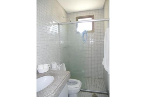 a bathroom with a sink and a toilet and a shower at Beira Mar Muro Alto no Condomínio Ekoara ap 202 in Porto De Galinhas