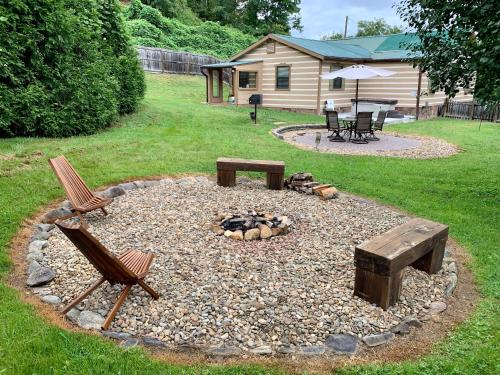 Zahrada ubytování Hidden Gem Location, Privacy, Game Room, Hot Tub, Fire Pit, Flat Lot Family Fun