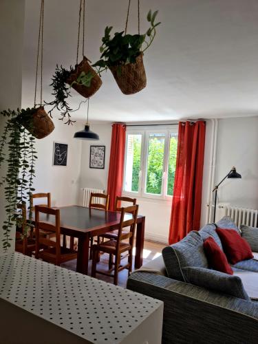 un salon avec une table et un canapé dans l'établissement Appartement Cosy Caen, à Caen