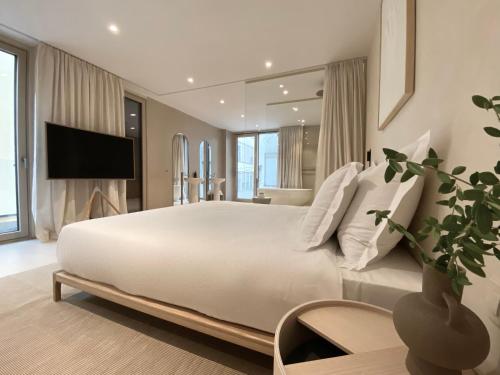 een slaapkamer met een groot wit bed en een grote spiegel bij Olive studios in Zadar