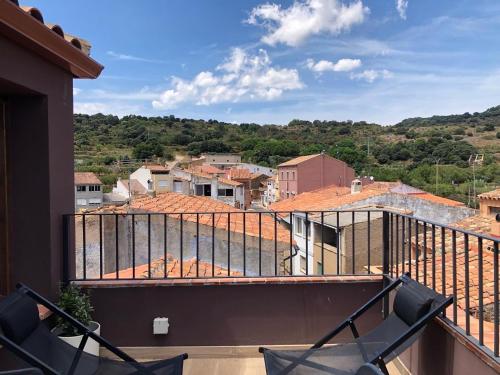 balkon z krzesłami i widokiem na miasto w obiekcie Hotel Boutique Abadia del Maestrat w mieście Sarratella