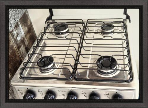 einen Herd mit vier Brennern in der Unterkunft RESIDENCIAL RECANTO Do THEOZINHO in Bombinhas