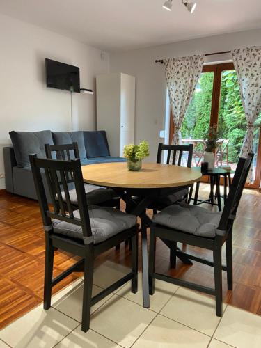 Telewizja i/lub zestaw kina domowego w obiekcie La Playa Apartament z ogródkiem