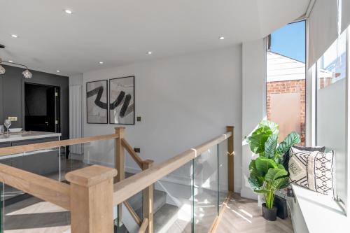 una escalera en una casa con paredes blancas en Unique apartment with parking / sofa bed, en Norwich