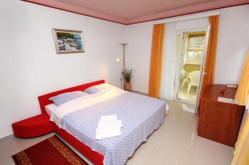 ein Schlafzimmer mit einem Bett und einem Fenster in der Unterkunft Apartment Slano 3183c in Slano
