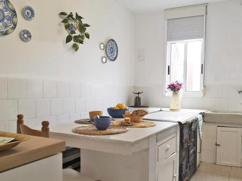 - une cuisine avec des plaques bleues et blanches sur le mur dans l'établissement Casa San Pablo, à Melide