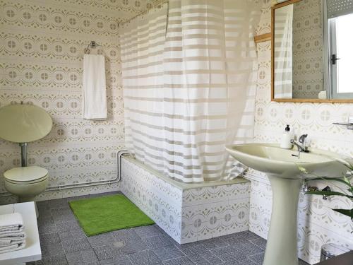La salle de bains est pourvue d'un lavabo, de toilettes et d'une baignoire. dans l'établissement Casa San Pablo, à Melide