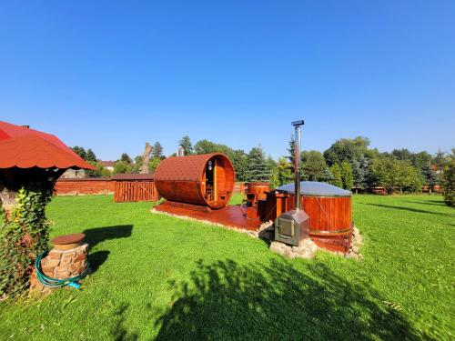 dom na polu z zielonym ogródkiem w obiekcie Agroturystyka Sielska Kraina w mieście Ząbkowice Śląskie