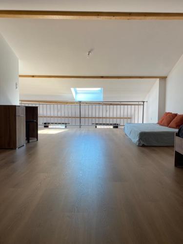 duży pokój z łóżkiem i kanapą w obiekcie Appartement neuf avec garage w mieście Andance