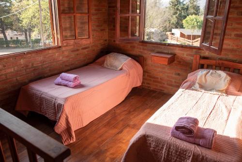 Un pat sau paturi într-o cameră la Cabañas Agua de Río