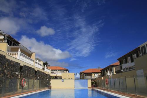 vistas a una piscina entre edificios en CASA DEL MAR - Cozy Beach House, en El Médano