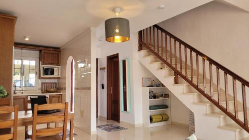 una cocina y comedor con una escalera en una casa en CASA DEL MAR - Cozy Beach House, en El Médano