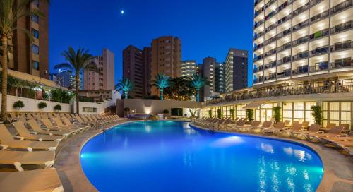 een zwembad met ligstoelen en een hotel bij RH Princesa Hotel & Spa 4* Sup in Benidorm