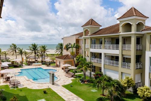 una vista aérea de un complejo con piscina y el océano en Atlantic Palace Apart-Hotel, en Aquiraz