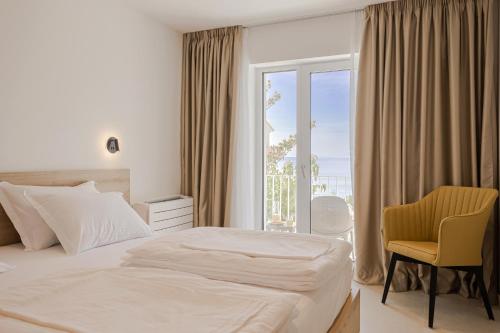 una camera d'albergo con letto e finestra di Villa Miki a Podstrana