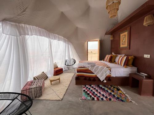 agafay valley في مراكش: غرفة نوم بسرير في خيمة