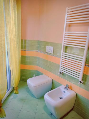 a bathroom with a sink and a toilet at Le tre punte in Scarperia