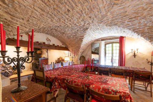 une salle à manger avec une grande table et des bougies rouges dans l'établissement Appartement spacieux à Ferrières-les-Verreries avec jardin privé, à Ferrières-les-Verreries