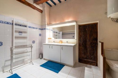La salle de bains est pourvue d'un lavabo et de toilettes. dans l'établissement Appartement de 7 chambres avec jardin clos a Ferrieres les Verreries, à Ferrières-les-Verreries