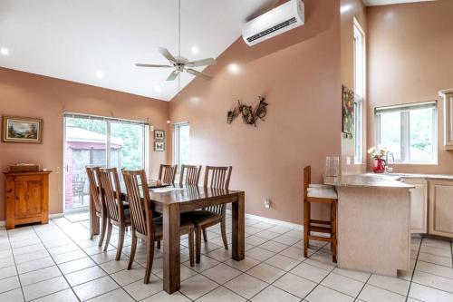 a kitchen and dining room with a table and chairs at Le Chaleureux du Lac Blanc - Nominingue in Nominingue