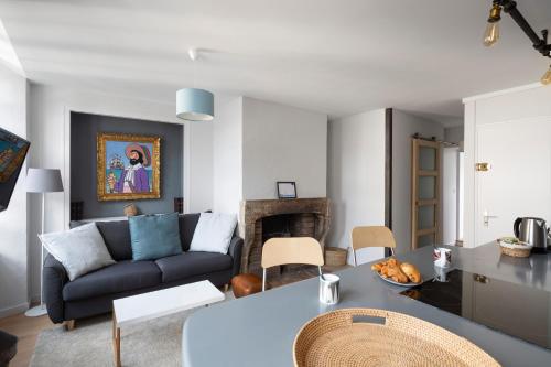 un salon avec un canapé et une table dans l'établissement LE CORSAIRE - Petit cocon dans lIntra-Muros, à Saint-Malo