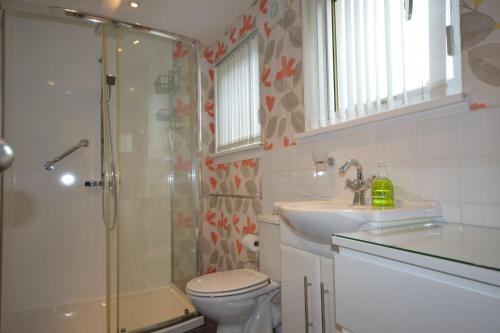 uma casa de banho com um chuveiro, um WC e um lavatório. em Ardura Apartment No 1 em Oban