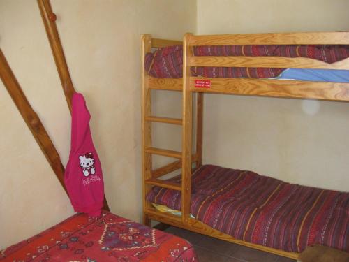 - une chambre avec 2 lits superposés et une chaise dans l'établissement Appartement 2 pièces, 4 personnes, 3 étoiles, exposé Sud, Valloire - FR-1-263-128, à Valloire
