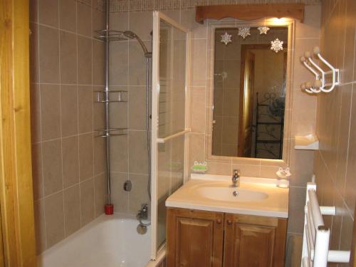 une salle de bain avec une baignoire, un lavabo et une douche dans l'établissement Appartement 2 pièces, 4 personnes, 3 étoiles, exposé Sud, Valloire - FR-1-263-128, à Valloire