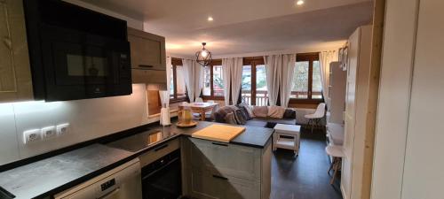 Il comprend une cuisine et un salon. dans l'établissement Edelweiss 2100, à Tignes