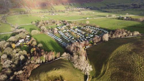 una vista aérea de un parque con casas y árboles en Littondale Country & Leisure Park en Skipton